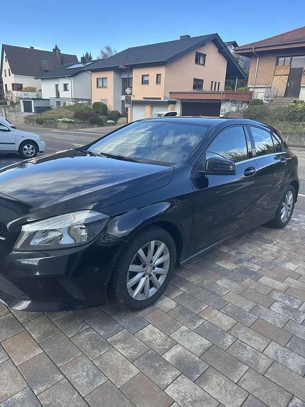Gebraucht Mercedes A180 109 PS (80 kW) 2015 Schwarz Limousine