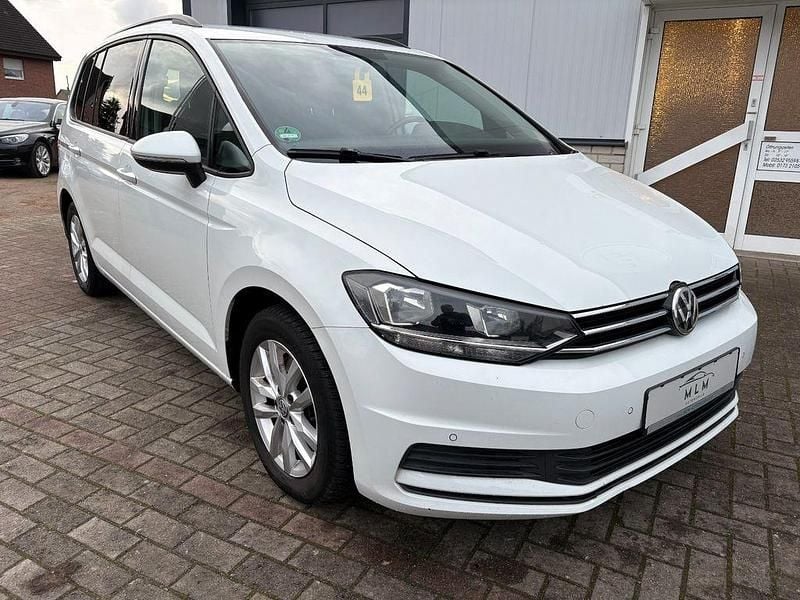Weiß Gebraucht 2016 VW Touran Comfortline Van / Kleinbus | 8.490 € (Guter Preis) - Bild 1/4