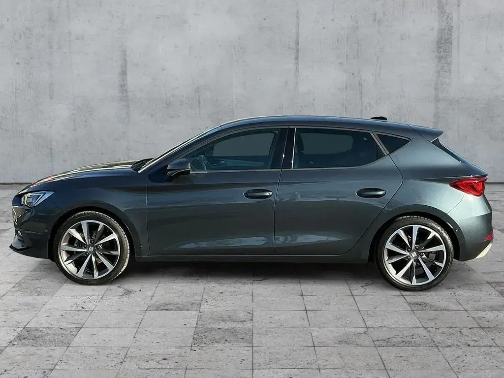 Używany Seat Leon FR 150 KM (110 kW) 2022 Szary Sedan/Limuzyna
