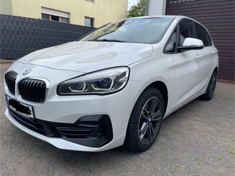 Weiß Gebraucht 2018 BMW 218 Active Tourer Sport Line Van / Kleinbus | 14.700 € (Fairer Preis) - Bild 1/4