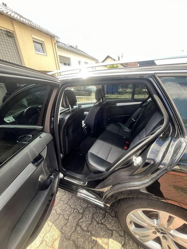 Schwarz Gebraucht 2010 Mercedes C200 Kombi | 6.100 € (Fairer Preis) - Bild 1/4