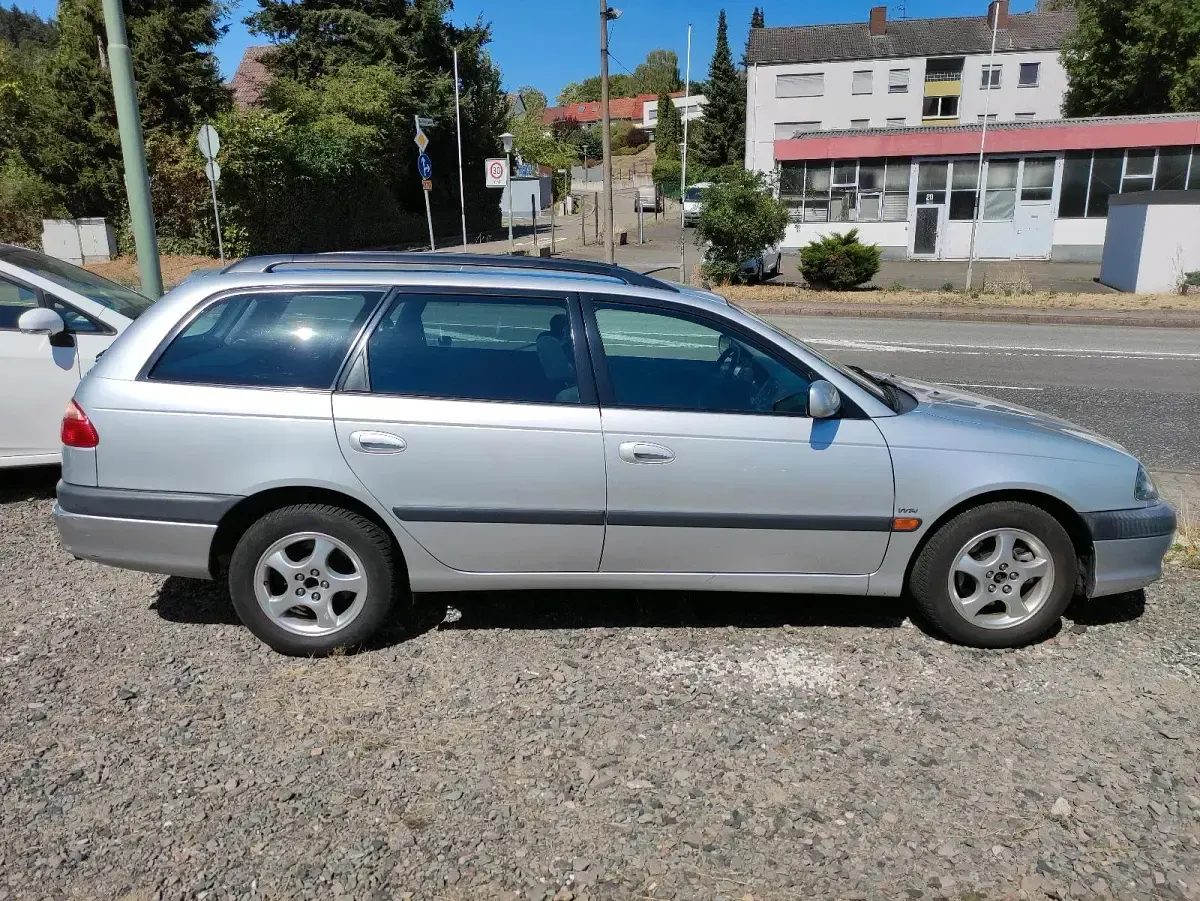 Gebraucht Toyota Avensis 130 PS (95 kW) 2001 Silber Kombi