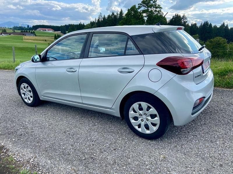 Silber Gebraucht 2019 Hyundai i20 Select Limousine | 8.390 € (Guter Preis) - Bild 1/4