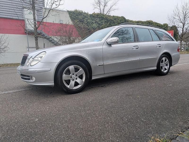 Silber Gebraucht 2025 Mercedes E240 Avantgarde Limousine | 2.399 € - Bild 1/4