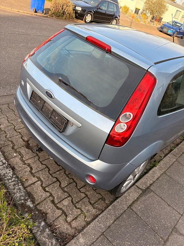 Gebraucht Ford Fiesta Ambiente 69 PS (50 kW) 2006 Blau Kleinwagen