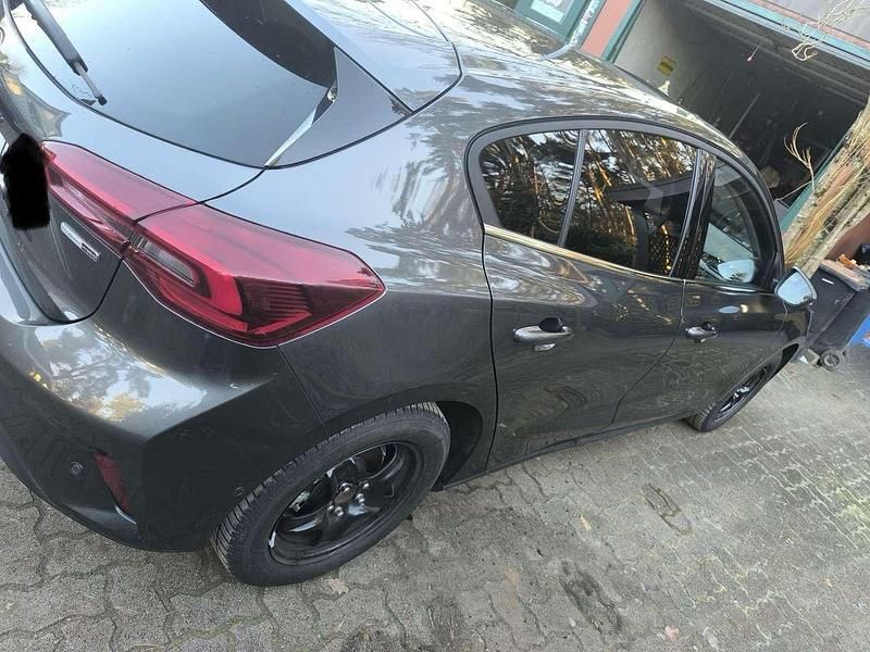 Gebraucht Ford Focus Titanium 125 PS (91 kW) 2022 Grau Kleinwagen