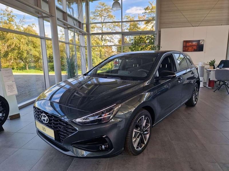 Cypress green Neu 2025 Hyundai i30 Limousine | 31.400 € (Teuer) - Bild 1/4