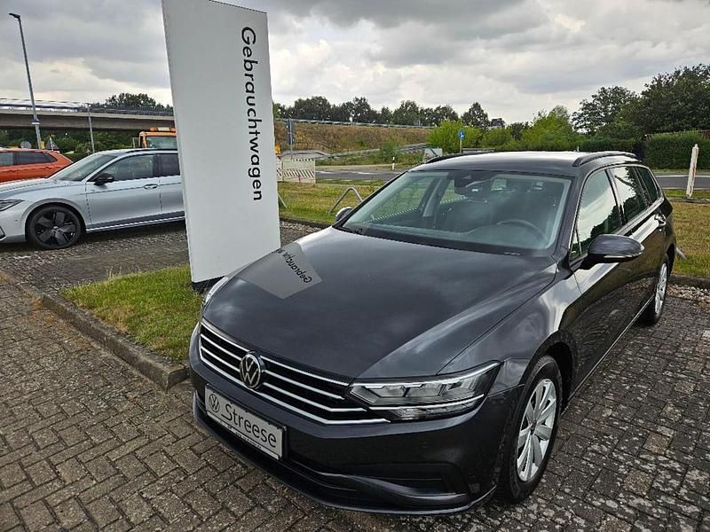 Gebraucht VW Passat Basis 150 PS (110 kW) 2022 Grau Kombi