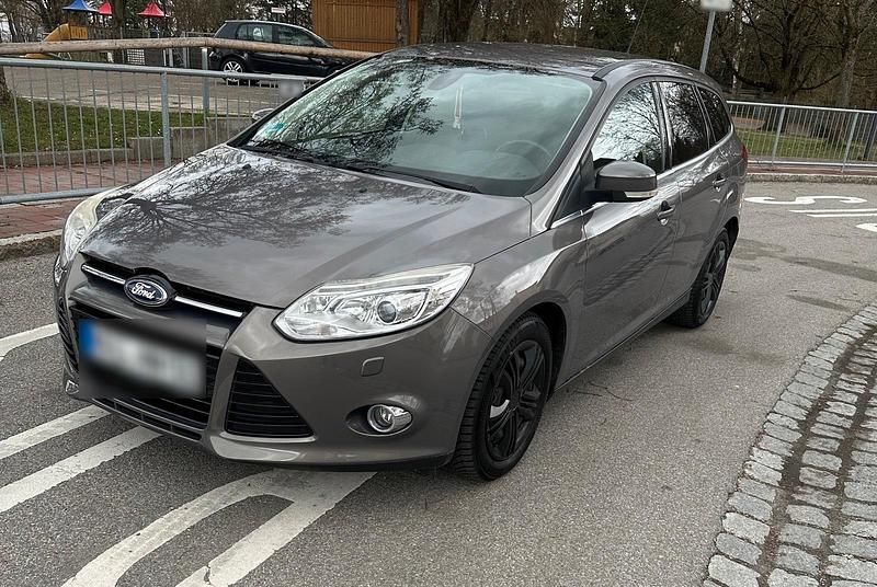 Gebraucht Ford Focus Titanium 125 PS (91 kW) 2014 Grau Kombi