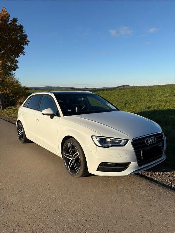 Weiß Gebraucht 2015 Audi A3 Sportback Ambition Limousine | 10.300 € (Guter Preis) - Bild 1/4