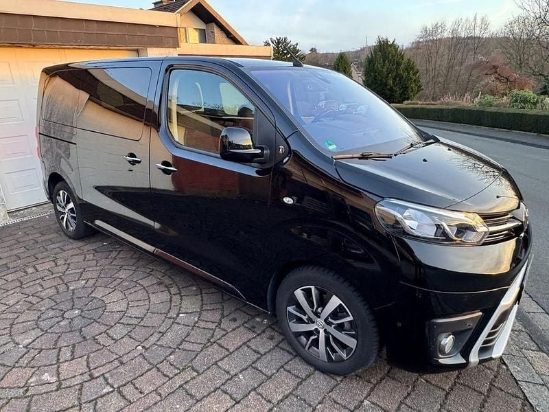 Schwarz Gebraucht 2023 Toyota Proace Team Van / Kleinbus | 37.900 € (Etwas zu teuer) - Bild 1/4
