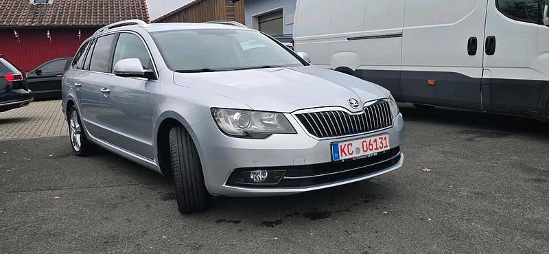 Silber Gebraucht 2014 Skoda Superb Kombi | 8.900 € (Superpreis) - Bild 1/4
