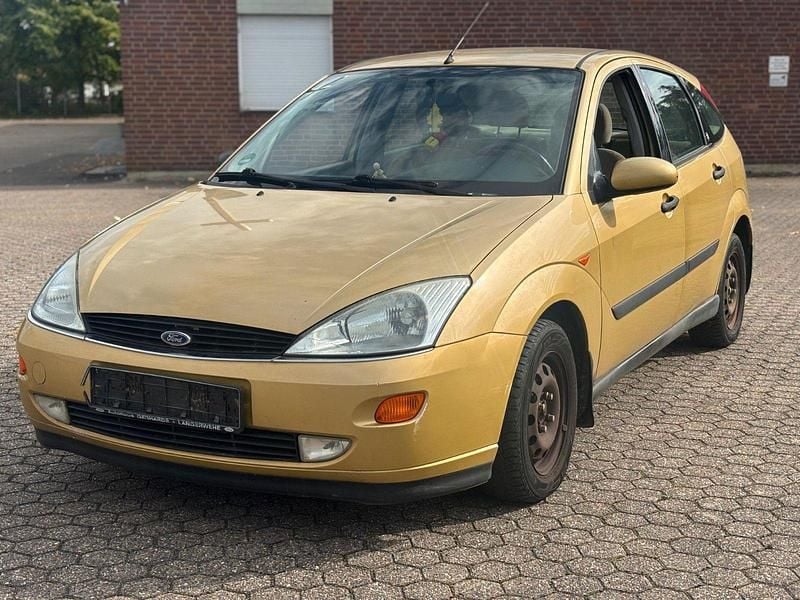 Gelb Gebraucht 2000 Ford Focus Ambiente Limousine | 350 € (Superpreis) - Bild 1/4
