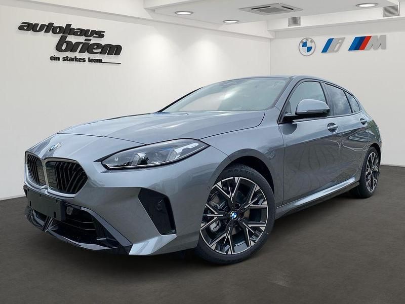 Black sapphire metallic Neu 2025 BMW 120 M Sport Kleinwagen | 35.234 € (Superpreis) - Bild 1/4