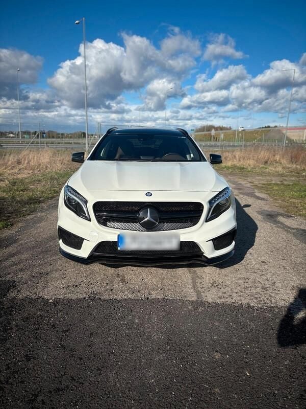 Weiß Gebraucht 2014 Mercedes GLA45 AMG AMG SUV | 19.200 € (Superpreis) - Bild 1/4