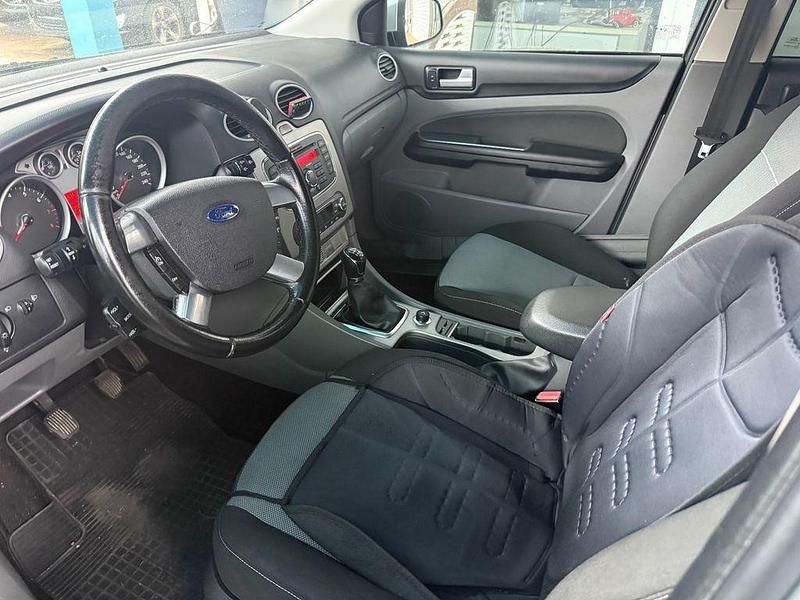 Gebraucht Ford Focus Ambiente 80 PS (58 kW) 2010 Grau Limousine