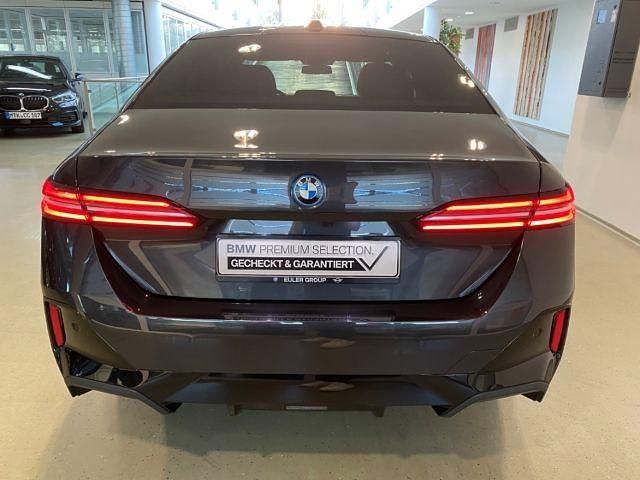 Gebraucht BMW 550e Sport Line 489 PS (359 kW) 2024 Grau Limousine