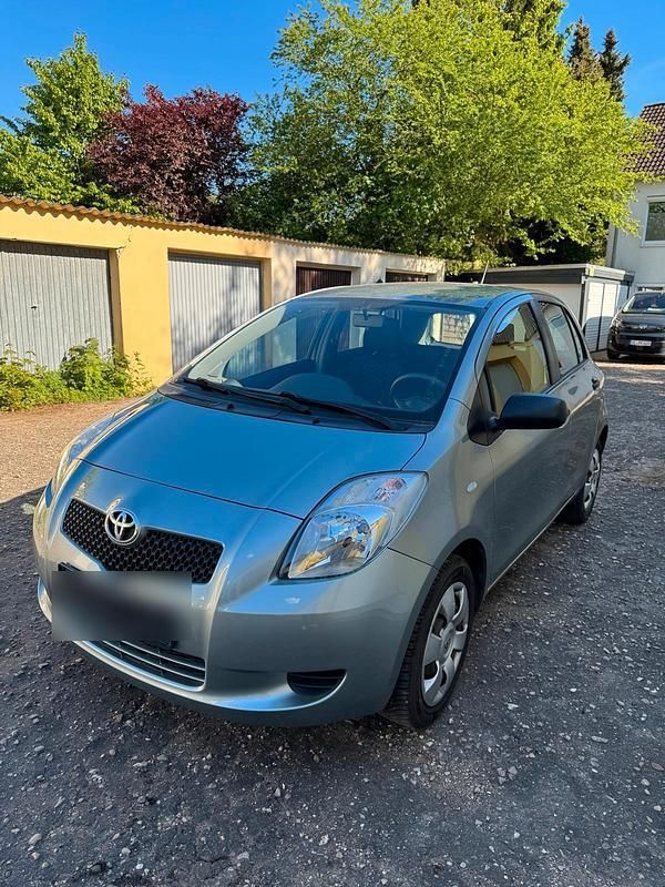 Grau Gebraucht 2007 Toyota Yaris Style Kleinwagen | 3.799 € (Fairer Preis) - Bild 1/4