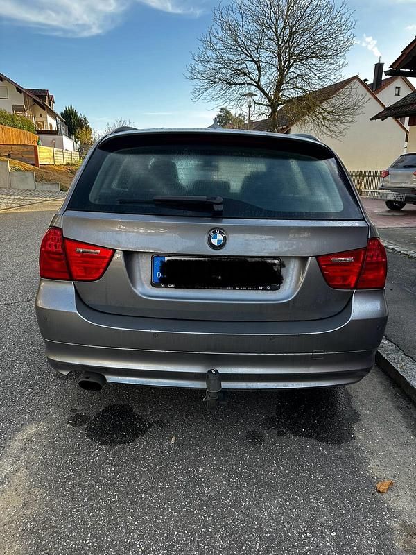 Gebraucht BMW 318 143 PS (105 kW) 2012 Grau Kombi