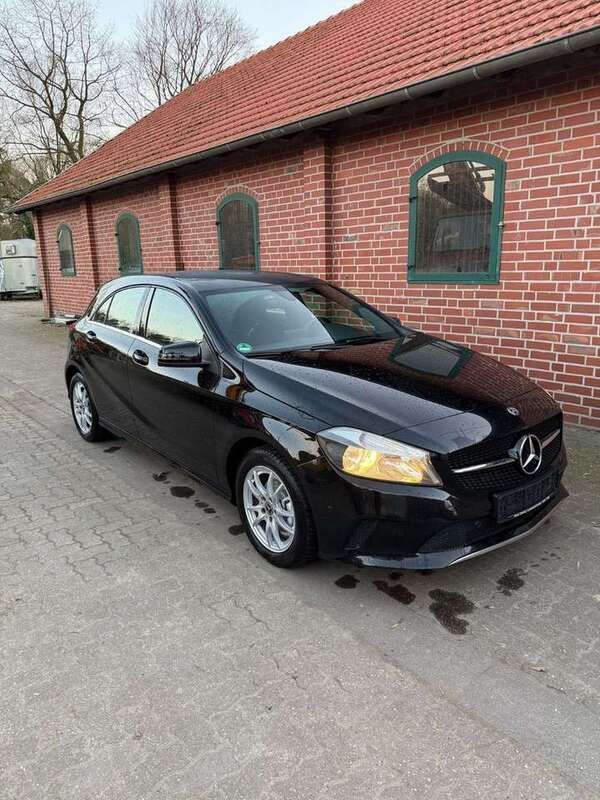 Kosmosschwarz metalliclack Gebraucht 2018 Mercedes A180 Style Kleinwagen | 16.950 € (Guter Preis) - Bild 1/4