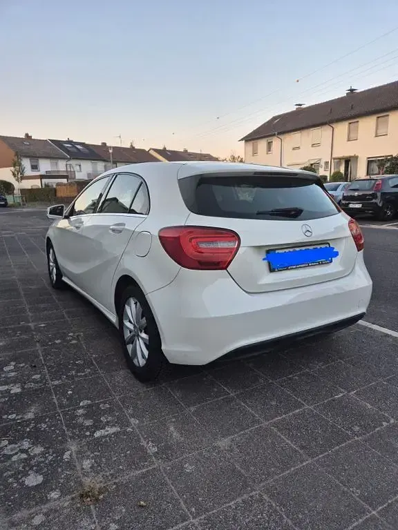 Gebraucht Mercedes A180 Urban 122 PS (89 kW) 2014 Weiß Kleinwagen