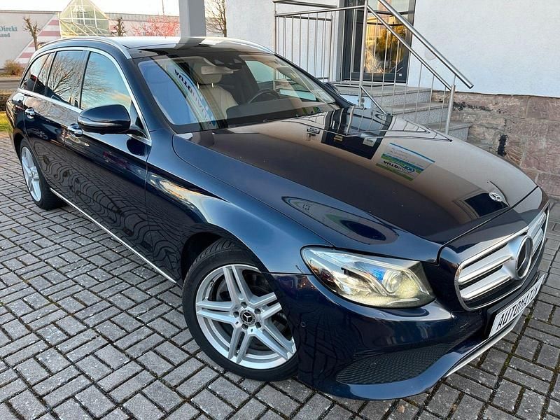 Gebraucht Mercedes E220 194 PS (142 kW) 2018 Blau Kombi