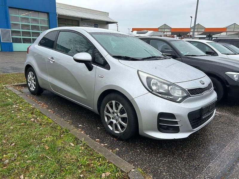 Silber Gebraucht 2015 Kia Rio DREAM-TEAM Edition Limousine | 8.300 € (Fairer Preis) - Bild 1/4
