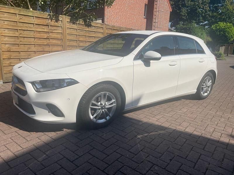 Weiß Gebraucht 2019 Mercedes A180 Limousine | 19.500 € (Superpreis) - Bild 1/4