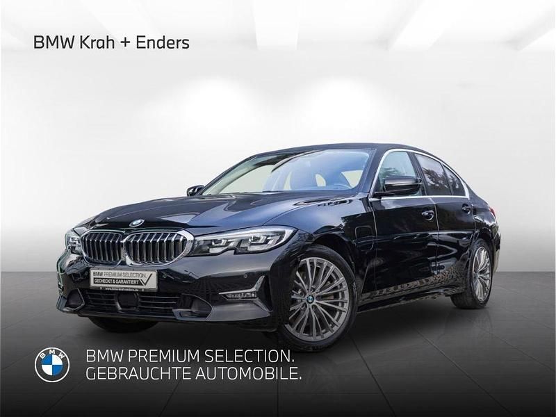 Black sapphire metallic (schwarz) Gebraucht 2021 BMW 320e Luxury Line Limousine | 31.908 € (Teuer) - Bild 1/4