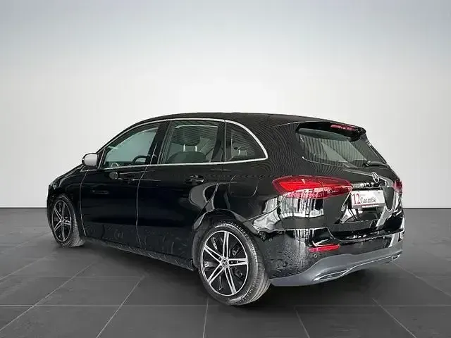 Gebraucht Mercedes B200 150 PS (110 kW) 2023 Schwarz Kleinwagen