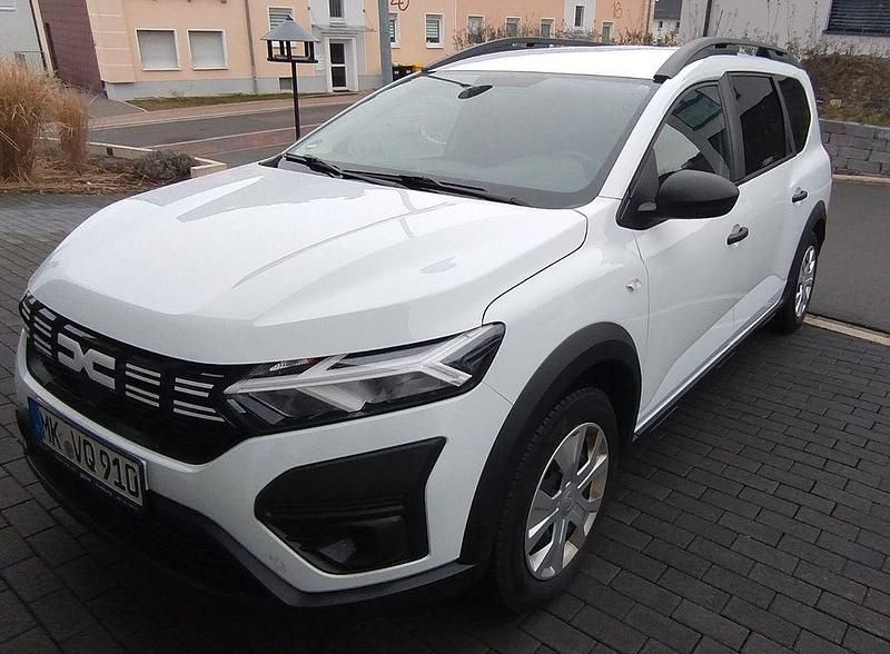 Weiß Gebraucht 2024 Dacia Jogger Essentiel Van / Kleinbus | 15.500 € (Guter Preis) - Bild 1/4