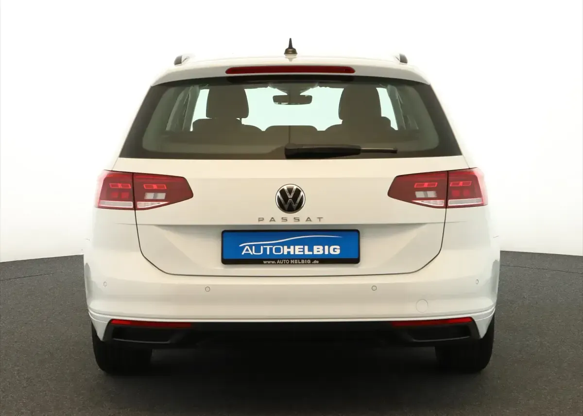 Gebraucht VW Passat 150 PS (110 kW) 2023 Gletscherweiß metallic Kombi