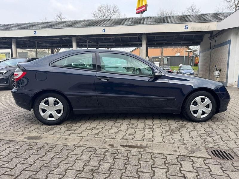 Gebraucht Mercedes C180 143 PS (105 kW) 2007 Blau Coupé