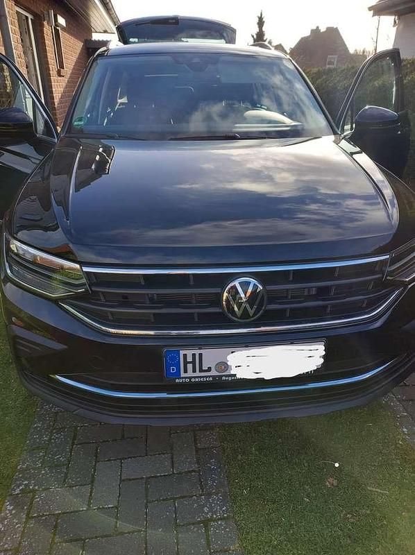 Schwarz Gebraucht 2023 VW Tiguan Life SUV | 29.700 € (Fairer Preis) - Bild 1/4