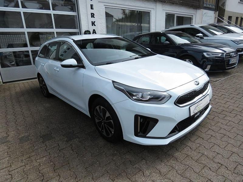 Weiß Gebraucht 2021 Kia Ceed Sportswagon Spirit Kombi | 16.900 € (Guter Preis) - Bild 1/4