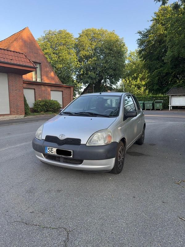 Silber Gebraucht 2003 Toyota Yaris Kleinwagen | 799 € (Guter Preis) - Bild 1/4