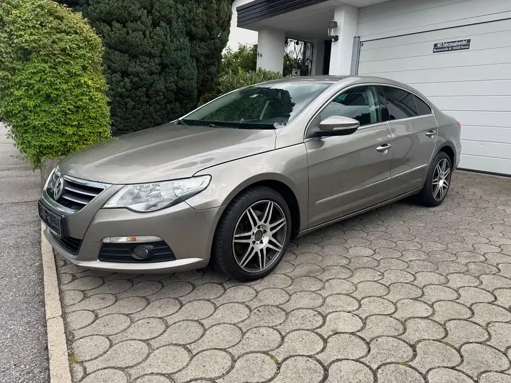 Gebraucht VW Passat 140 PS (102 kW) 2011 Light/fluid brown Limousine