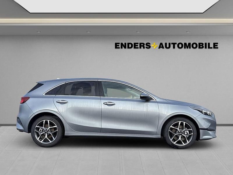 Neu Kia Ceed 140 PS (102 kW) 2025 Andere (schwarz) Kleinwagen