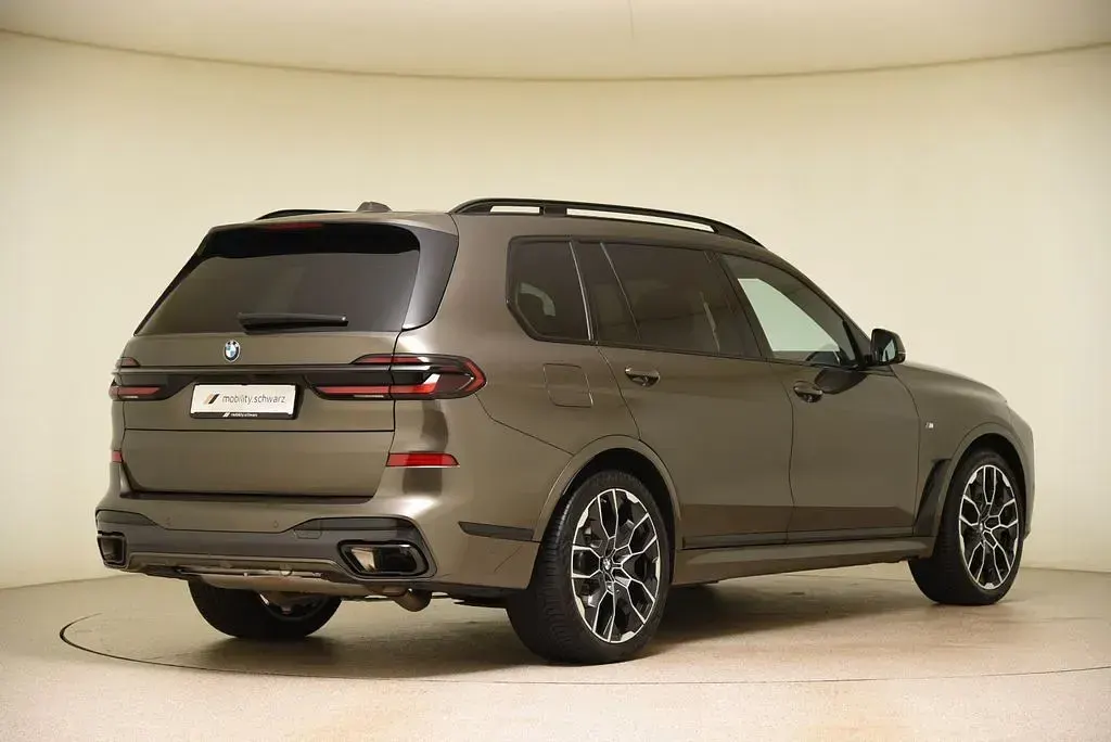 Gebraucht BMW X7 M Sport 352 PS (258 kW) 2025 Grün SUV