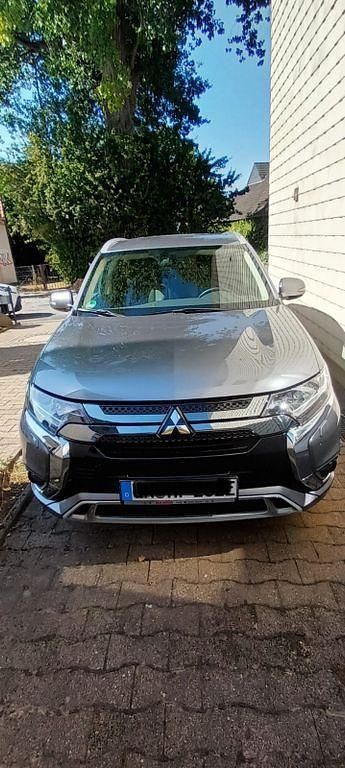 Grau Gebraucht 2020 Mitsubishi Outlander P-HEV Basis SUV | 21.900 € (Superpreis) - Bild 1/4