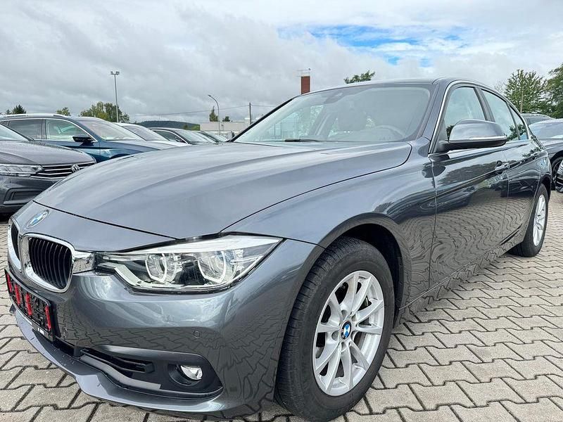 Grau Gebraucht 2017 BMW 320 Advantage Limousine | 18.990 € (Fairer Preis) - Bild 1/4