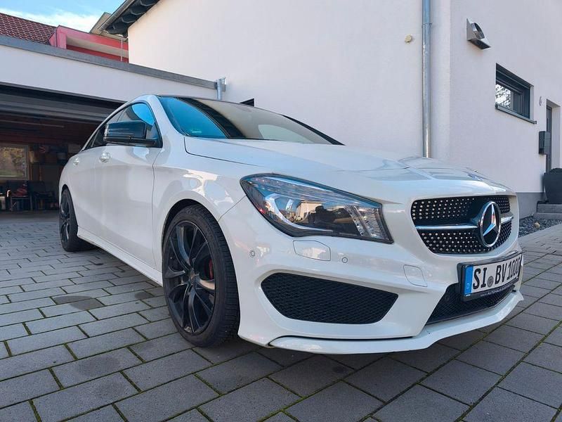 Weiß Gebraucht 2013 Mercedes CLA200 AMG line Limousine | 13.500 € (Fairer Preis) - Bild 1/4