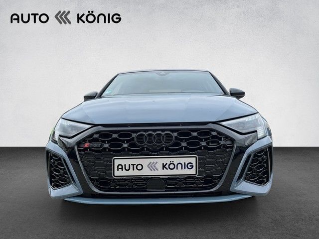 Grau Gebraucht 2024 Audi RS3 Sportback Comfort Kleinwagen | 61.490 € (Teuer) - Bild 1/4