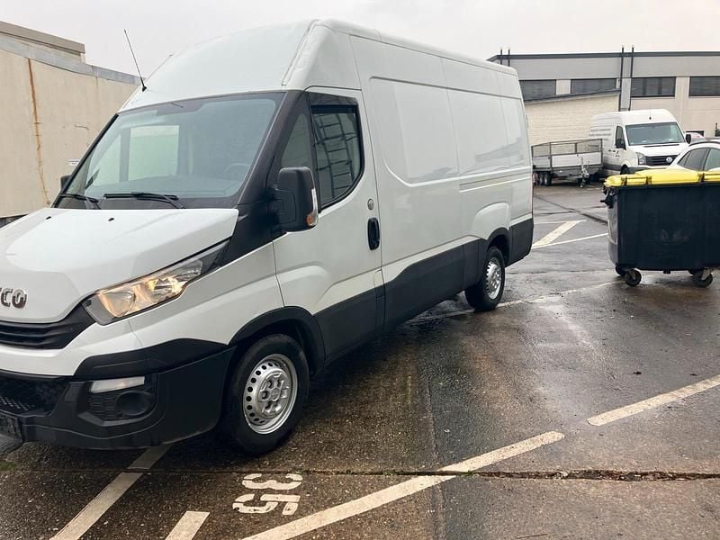 Weiß Gebraucht 2018 Iveco 35.12 Van | 11.800 € - Bild 1/4