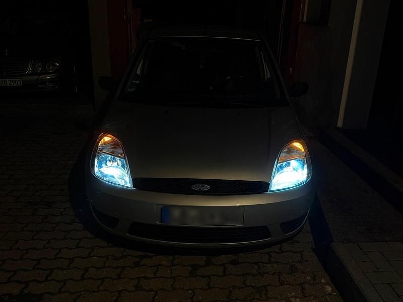 Gebraucht Ford Fiesta 70 PS (51 kW) 2005 Silber Kleinwagen