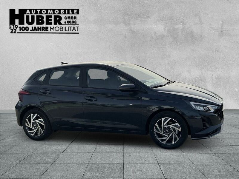 Neu Hyundai i20 Comfort 101 PS (74 kW) 2025 Grau metallic Limousine
