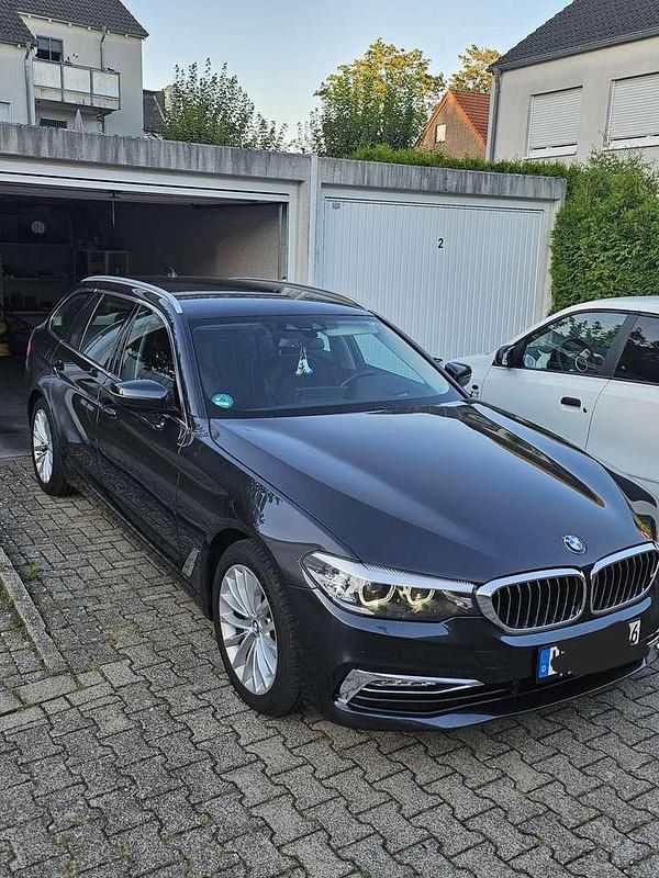 Braun Gebraucht 2018 BMW 520 Luxury Line Kombi | 19.950 € (Fairer Preis) - Bild 1/4