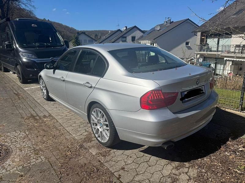 Gebraucht BMW 320 184 PS (135 kW) 2010 Silber Limousine