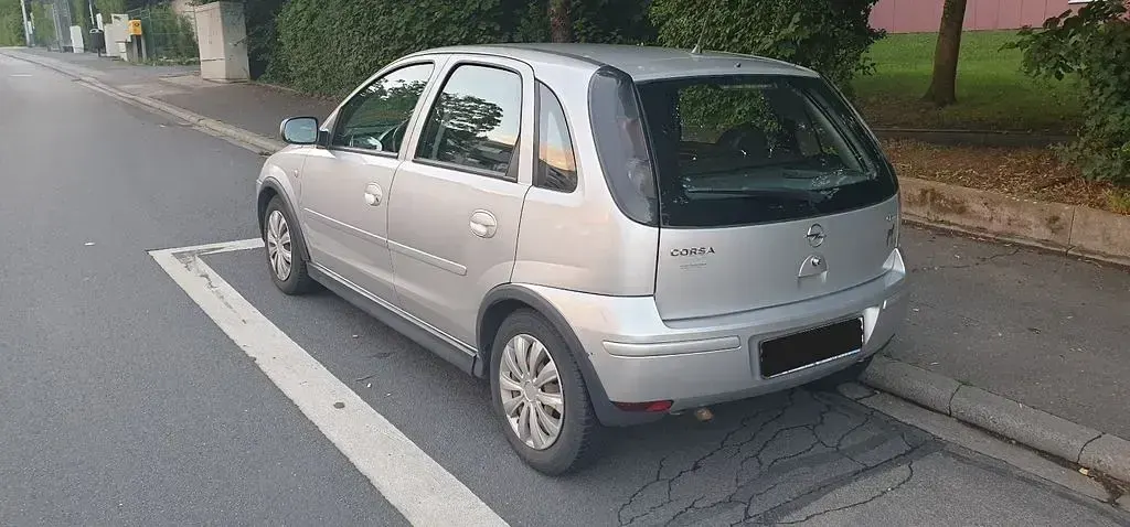Używany Opel Corsa 69 KM (50 kW) 2005 Srebrny Hatchback