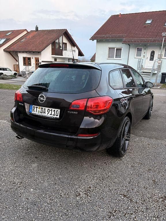 Gebraucht Opel Astra 140 PS (102 kW) 2012 Braun Kombi